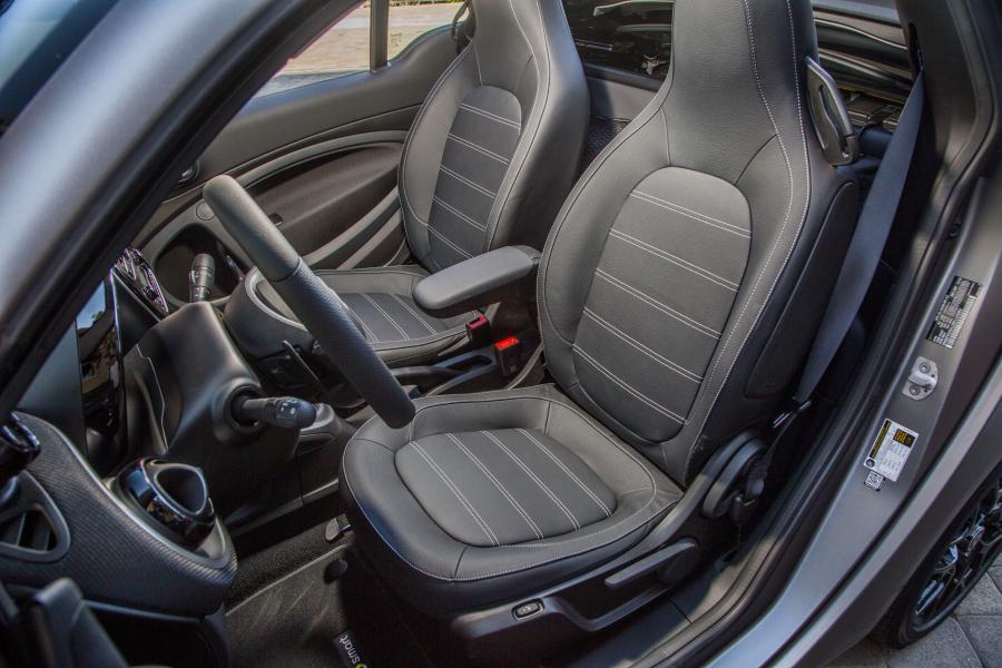 Интерьер Smart ForTwo Prime Cabrio 2016 года  (NA) (фото 7 из 19)